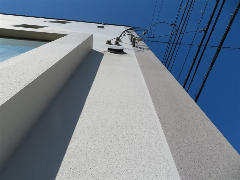 建物と電線までの距離が近く、高圧線も通っているため、電線防護管を取り付けて感電から職人を守る必要があります。